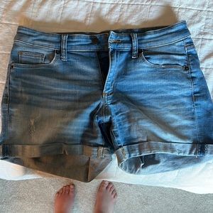 Universal Thread light wash shorts size 4/27